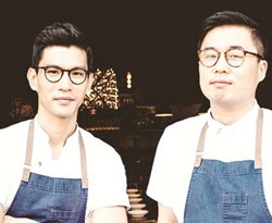ニューヨークのモダン韓国料理店「Ｏｉｊｉ」を共同で運営するキム・セホンさん（左）とク・テギョンさん。（写真＝「Ｏｉｊｉ」フェイスブック）