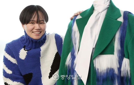 「Ｈ＆Ｍデザインアワード」でファイナリストに入ったチョン・イノクさんが決勝の舞台で披露したジャケット（右）はキッチュな雰囲気を演出するために毛皮の代わりに人の毛を使っている。着ているセーターも涙を抽象化した出品作。