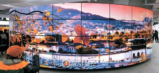 １分３０秒間、景福宮（キョンボックン）を背景に四季の移り変わりを観賞できるＯＬＥＤパノラマ。