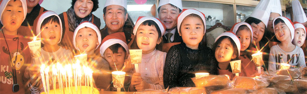 ２４日、大邱市中区庁の職員と大邱市庁の幼稚園児が「幸せいっぱいの愛のパン作り」行事を開いた。