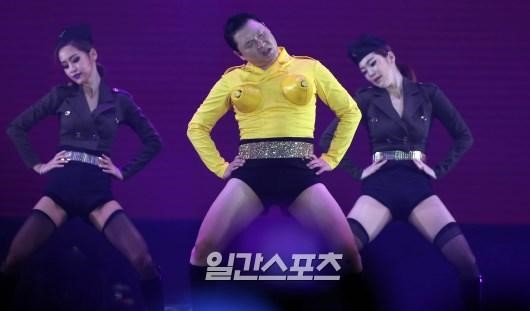 ２４日、ソウル・オリンピック公園体操競技場で開かれた「オールナイトスタンド２０１５－公演のＧＯＤ　ＰＳＹ」でパフォーマンスを披露する歌手のＰＳＹ。