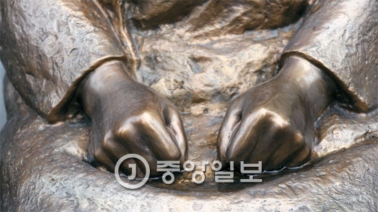 在韓日本大使館の前にある慰安婦平和碑（少女像）の手。両手を固く握っている。