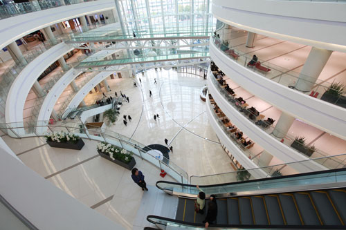 複合ショッピングモール「ＴＩＭＥＳ　ＳＱＵＡＲＥ（タイムスクエア）」は年に１度、この日だけコンサート会場に一変。２３時半から「カウントダウンパーティー」を開催します。Ｂｌｏｃｋ　Ｂ（ブロック・ビー）やＥＸＩＤ（イーエックスアイディー）などＫ－ＰＯＰアーティストが出演する豪華年越しライブです。