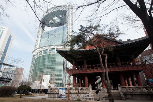 そして韓国で一番有名なカウントダウンの名所といえば、鍾路（チョンノ）にある「普信閣（ポシンガッ）」。除夜の鐘つき行事や祝賀公演などを見ようと、毎年１０万人以上の人が訪れます。