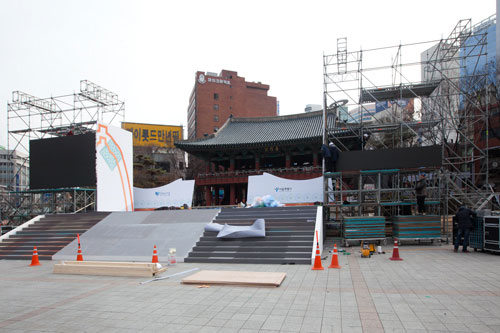 「普信閣」前では、着々と特設ステージの準備中。今年はソウルの過去と現在の様子をまとめたフォトムービーの上映や申年生まれの市民合唱団、バラード歌手パク・チホンによる公演など各種パフォーマンスが行なわれる予定です。