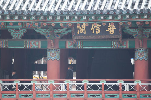 刻一刻と迫る新年。各地で行なわれるカウントダウンイベントへの参加で帰宅が遅くなる市民を考慮し、今年も地下鉄とバスは夜中２時まで運行延長予定です。滞在中の方はご参考下さい。