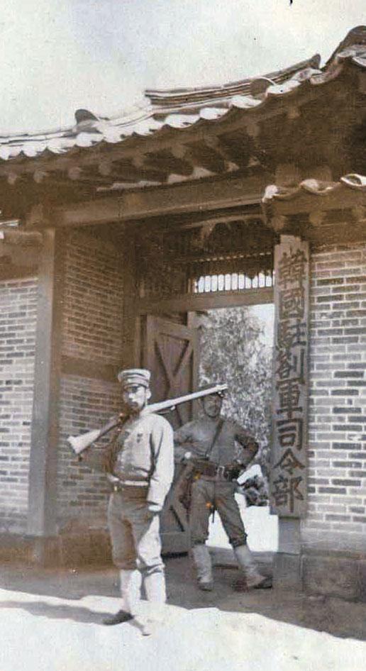 韓国駐箚軍司令部が駐留した大観亭の正門前で日本軍の兵士２人が警備に立っている。