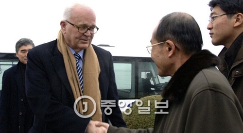 ２００９年末、ボズワース北朝鮮担当特別代表（左から２人目）が平壌（ピョンヤン）空港に到着して挨拶を交わしている。（写真＝中央フォト）