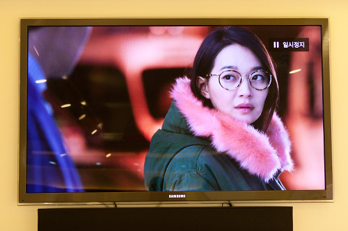 ドラマ「オー・マイ・ビーナス」のヒロイン、シン・ミナが作中で着用したホットピンクのファーモッズコートも目を惹きました。街ではピンクの他に、オレンジ、ブルー、黄色などビビットカラーのファーモッズコートが多数売られています。