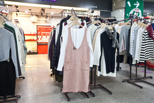 店内や室内に入ると暖かいので、コートを脱いだ時のおしゃれも気をぬけません。今季人気のレトロなＶラインワンピースとニットでコーディネートすれば、かわいいだけでなく、ぽっこりお腹やお尻をおしゃれに隠してくれる着やせ効果が。