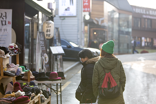 すっぽりとかぶるニット帽は、厳しい寒さから頭を守るのに必須のアイテム。店先には色とりどりの帽子が並びます。