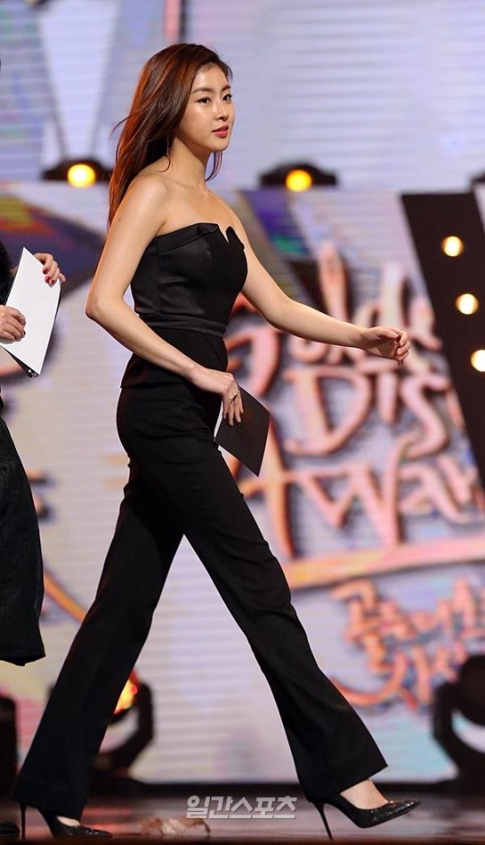 ２０日、ソウル慶煕大学校平和の殿堂で開かれた「第３０回ゴールデンディスクアワード」授賞式に登場した女優のカン・ソラ。