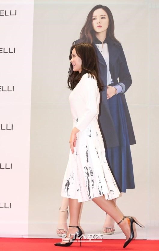 ２４日、仁川延寿区東春洞のＳＱＵＡＲＥ１室内広場で行われたファッションブランド「ＢＥＳＴＩ　ＢＥＬＬＩ」のファンサイン会に登場した女優のソン・イェジン。