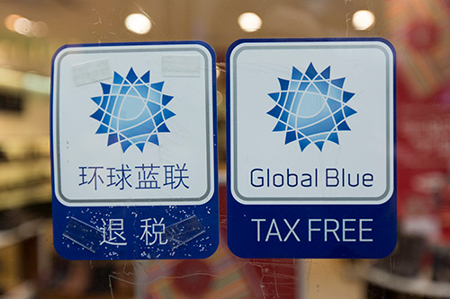 従来「ＴＡＸ　ＦＲＥＥ」と表示されているお店では３万ウォン以上の商品を購入した場合、空港などのリファンドカウンターで税金の払い戻しを受けられます。今年は韓国訪問の年。観光客が快適にショッピングできるよう「即時還付制」が開始されようとしています。