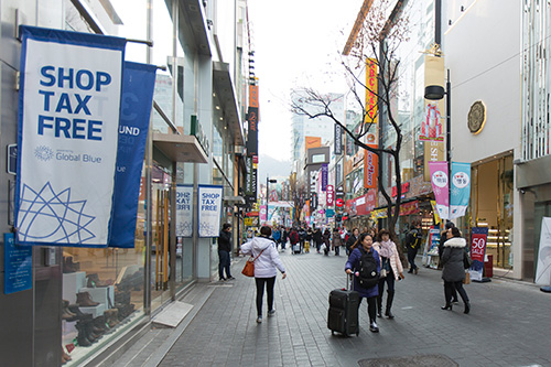 「即時還付制」とは、「ＴＡＸ　ＦＲＥＥ」加盟店で３万ウォン以上２０万ウォン未満の商品を購入すると、その場で付加価値税（１０％）と個別消費税（５～２０％）がリファンドされる制度で、一度の韓国訪問につき合計１００万ウォンまでの還付が可能です。
