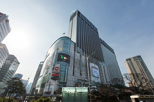 「即時還付制」は、２月頃から段階的に「ＴＡＸ　ＦＲＥＥ」加盟店のロッテ百貨店や新世界（シンセゲ）百貨店、ｅｍａｒｔやロッテマート、ホームプラスなどの大型マートで導入予定です。