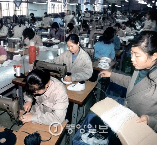 北朝鮮の女性労働者が中国遼寧省大連の工場で縫製作業をしている。北朝鮮当局は中国東北３省地域の労働者が離れた席に人を送り、外貨稼ぎをしている。