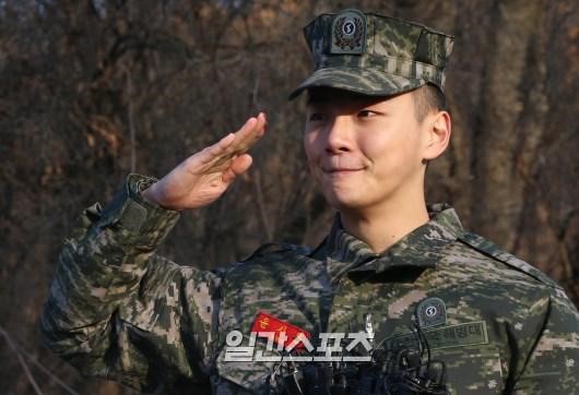 ２７日午前、仁川西区海兵隊２師団での服務を終えて満期転役した俳優のユン・シユン。