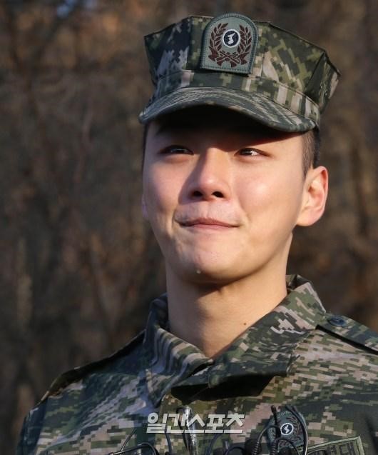２７日午前、仁川西区海兵隊２師団での服務を終えて満期転役した俳優のユン・シユン。