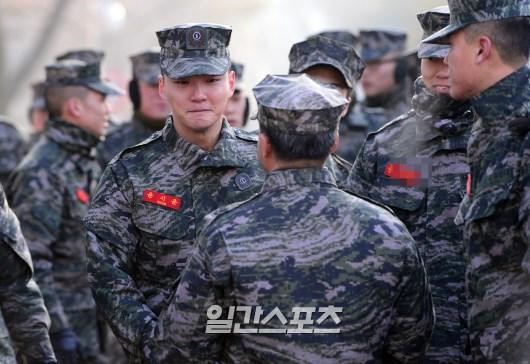２７日午前、仁川西区海兵隊２師団での服務を終えて満期転役した俳優のユン・シユン。