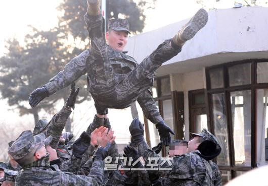 ２７日午前、仁川西区海兵隊２師団での服務を終えて満期転役した俳優のユン・シユン。