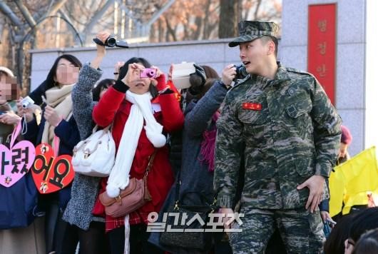 ２７日午前、仁川西区海兵隊２師団での服務を終えて満期転役した俳優のユン・シユン。