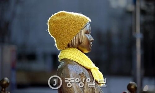 ソウル中学洞（チュンハクトン）の在韓日本大使館前の平和の少女像。