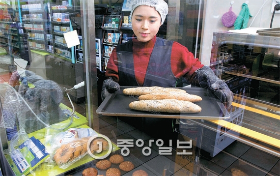コンビニエンスストアは都会人が必要とする多様な生活密着型サービスを提供している。写真はパンを直接焼いて売るＣＵ明倫（ミョンニュン）成大（ソンデ）店。