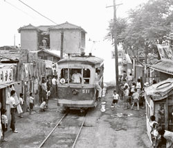 ソウル市内を走っていた電車。１８９９年から７０年間、都心の主な交通手段だった。（写真＝ソウル市）