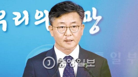 洪容杓統一部長官が１０日、政府ソウル庁舎ブリーフィングルームで「開城工団全面中断にともなう政府声明」を発表している。