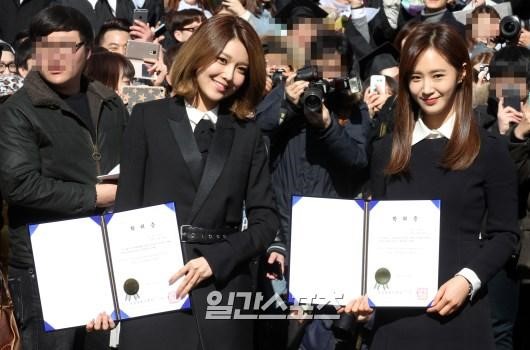 １５日、ソウルの中央大学校卒業式に出席した少女時代のスヨン（左）とユリ。