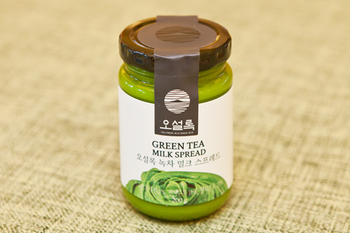 韓国では緑茶（ノッチャ）のスイーツが人気。良質な茶葉の栽培でも知られる済州島（チェジュド）に本拠地を持つ「ｏ’ｓｕｌｌｏｃ（オソルロッ）」は、韓国でもいち早く緑茶製品を販売したブランド。中でも「グリーンティーミルクスプレッド」（８，５００ウォン／２００ｇ）が有名です。