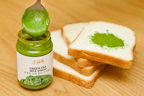 「グリーンティーミルクスプレッド」は、控えめな甘さで苦みもなく、さっぱりとした緑茶味でやみつきになると評判です。食パンやバゲット、スコーンやドーナツにもあいます。