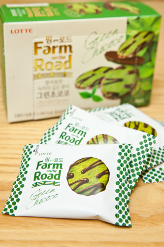 良質な原料を使ったロッテ製菓のブランド「Ｆａｒｍ　ｏｎ　ｔｈｅ　Ｒｏａｄ」の新味「グリーンチョココ」（２，５００ウォン／１箱）はさわやかな緑茶味のクッキーにミルクチョコがかけられています。コンビニ「ＧＳ２５」で購入できます。
