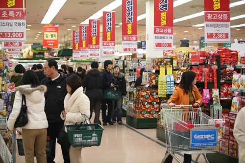 ３大百貨店のほかに、大型スーパー「ｅｍａｒｔ（イーマート） 清渓川店」「ロッテマート ソウル駅店」でも「即時還付制」が利用可能です。現在対応可能な店舗はまだ少ないですが、今後本格化するに従ってお得にショッピングしやすくなりそうです！