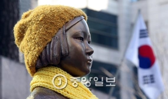 日本大使館前の少女像。（写真＝中央フォト）