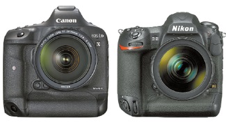 キヤノン「ＥＯＳ－１Ｄ　Ｘ」（左）とニコン「Ｄ５」（右）