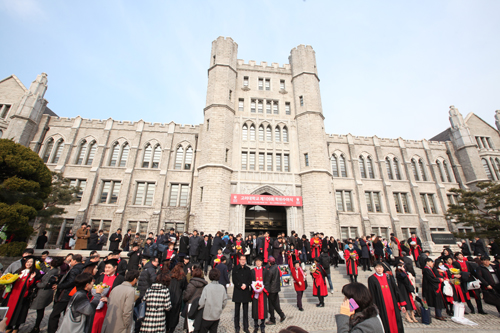 ２月に卒業シーズンを迎える韓国。名門校である高麗（コリョ）大学の安岩（アナム）キャンパスでは、第１０９回卒業式が行なわれました。