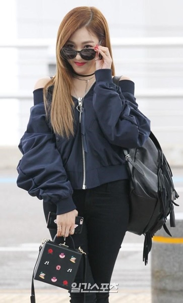 ２５日、グラビア撮影でパリ行きの飛行機に乗るため仁川国際空港に登場した少女時代のティファニー。
