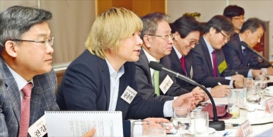 ユン・ジュンヒ韓国ゲーム開発者協会長が３日、国家未来研究院主催でソウル獎忠洞（チャンチュンドン）のソウルクラブで開かれた「産業競争力フォーラム」において「韓国ゲーム産業の国際競争力の現況と向上案」について討論している。