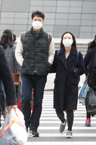 最近韓国の人々を悩ませている黄砂やＰＭ２．５。しっかりとマスクを着用する人の姿も見られます。