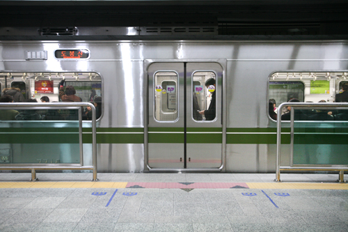 高速ターミナルや清潭（チョンダム）など旅行者にも人気のエリアを通る、ソウルの地下鉄７号線。その車両に、最近変化が起こりました！さっそく乗ってみましょう！