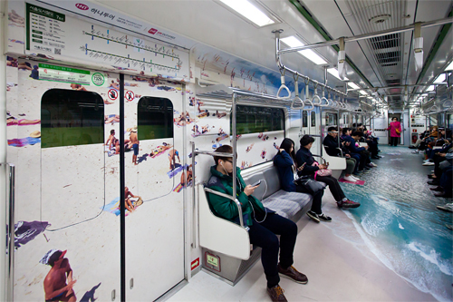 ２月２９日から運行スタートした新テーマ列車「世界旅行列車（セゲヨヘンヨルチャ）」。各車両内が、ラオス、台湾、シドニー、チェコ、マカオ、日本など韓国で人気の海外旅行地にラッピングされています。