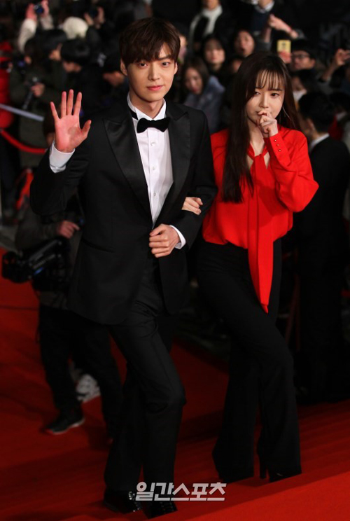 俳優のアン・ジェヒョン（左）と女優のク・ヘソン