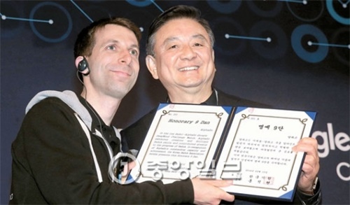 韓国棋院は１５日、人工知能「アルファ碁」に名誉９段証を授けた。ホン・ソクヒョン総裁がこの日グーグルのディープマインドのデビッド・シルバー研究総括に段証を渡した。段証にはアルファ碁のためにハングルと共に英語で「韓国棋院はアルファ碁の優れた品格と業績を認め、名誉九段を授けます」という内容を入れた。