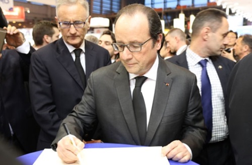 １６日、フランスのフランソワ・オランド大統領が「２０１６パリ図書展」韓国館で芳名録に署名している。（写真＝大韓出版文化協会協会）