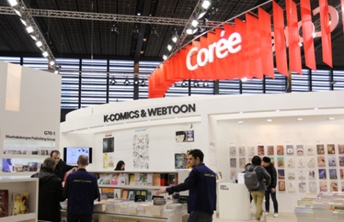 韓国展示館の全景。韓国の絵本や推理小説、古典、ウェブトゥーンなどが展示された。（写真＝大韓出版文化協会協会）