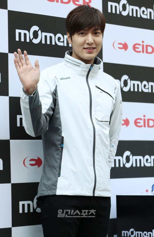 俳優イ・ミンホ、サイン会に登場…アウトドア服もファッショナブルに