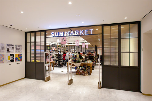 ＳＭエンターテイメントのアーティストたちの名前が冠されたグルメを販売する「ＳＵＭ　ＭＡＲＫＥＴ」がオープンし話題を集めています（１０：００～２２：００、年中無休）。地下鉄７号線清潭（チョンダム）駅８番出口から徒歩１分のＳＭコミュニケーションセンター地下１階に位置！