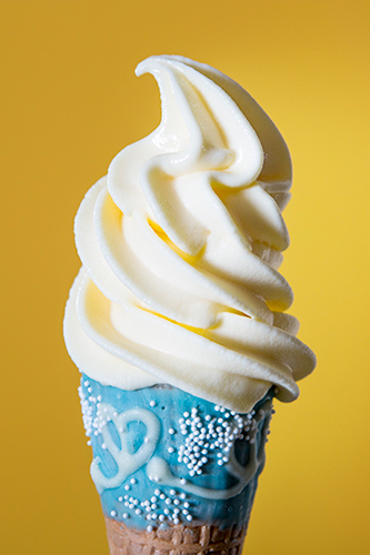 「ＹＥＬＬＯＷ　ＣＡＦＥ」にはバナナウユを主材料にしたラテ、シェイクなどの飲み物とバナナソフトクリーム（３，５００ウォン）、プリン、タルトなどデザート類があり、オリジナルキーホルダーやマグカップも販売されています。